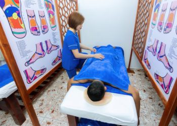 Chị em rủ chồng đi mát-xa thư giãn