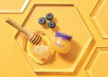 Review dưỡng môi Frudia Blueberry Hydrating Honey Lip Balm: Cho môi hồng xinh, ẩm mượt