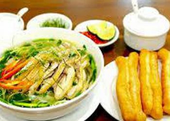 Gà sau cúng Rằm tháng 7, làm phở theo cách sau mời cả nhà ăn sáng, thêm mấy cái quẩy là hoàn hảo cho sáng Chủ nhật sau Rằm