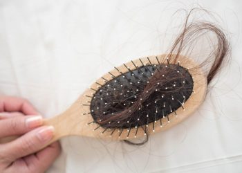 Ghi nhớ ngay 5 nguyên nhân gây rụng tóc ở nữ giới và cách khắc phục cực kì đơn giản