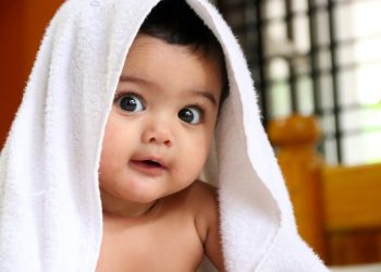 Mách mẹ 4 mẹo hay để giữ khăn tắm của trẻ sơ sinh luôn được mềm dịu