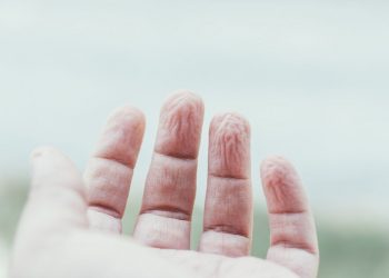 Lý giải tại sao da tay bị nhăn khi gặp nước?