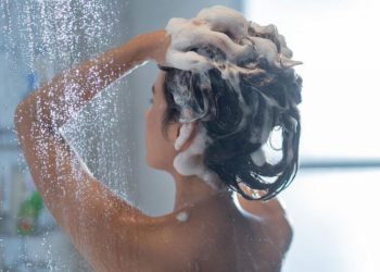 Có nên gội đầu nhiều không? Những vấn đề sức khỏe cần lưu ý