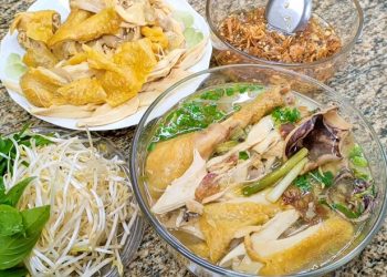 2 cách nấu hủ tiếu gà ngọt thanh đậm đà, thịt gà mềm ngọt dai ngon săn chắc siêu ngon