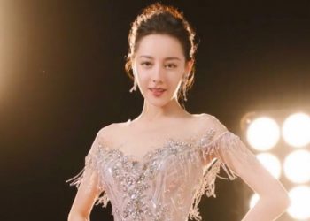 Địch Lệ Nhiệt Ba tiếp tục ‘phải lòng’ mẫu váy của NTK Việt