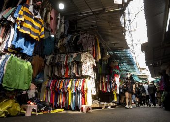 Có nên mặc đồ secondhand? Làm sao để chọn được đồ vừa đẹp lại chất lượng?