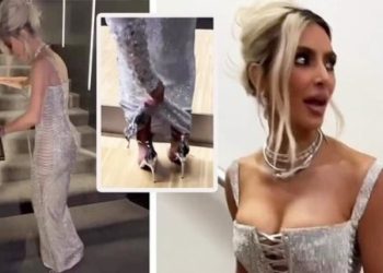 Clip: Kim Kardashian vất vả bước đi vì chiếc váy bó sát