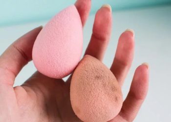 Làm sạch bông mút trang điểm đúng cách để da không lên mụn