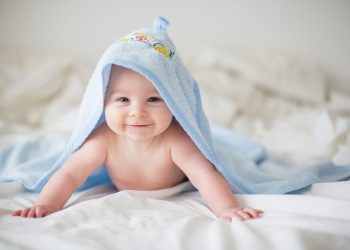 Cẩm nang lần đầu làm mẹ: Lựa chọn và chăm sóc khăn sữa, khăn xô cho trẻ sơ sinh thế nào là chuẩn?