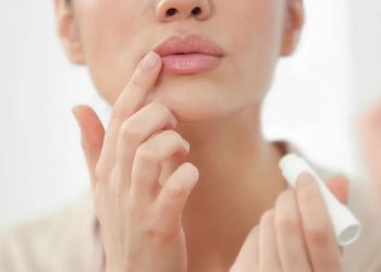 Ngăn ngừa nứt nẻ môi do đeo khẩu trang kéo dài