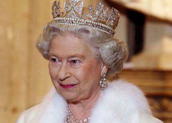 Nữ hoàng Elizabeth II đã trở thành biểu tượng của thời trang ngoại giao thế giới như thế nào?