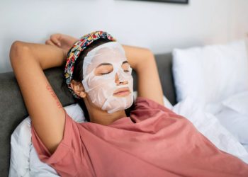 Mặt nạ giấy và mặt nạ rửa, loại nào tốt hơn?