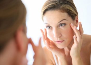 Mặt sưng buổi sáng sau khi ngủ dậy, làm thế nào?