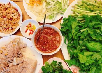 Thứ mắm rươi đặc biệt khi ăn phải dùng mắm cũ, ăn sống chứ không chưng chín của người Hà Nội