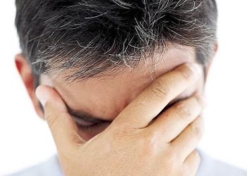 Tóc bạc sớm khi còn trẻ là do đâu? Khắc phục thế nào?