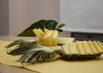 3 cách gọt dứa nhanh và cắt dứa đẹp mắt không bị dập