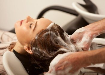 9 bước gội đầu đúng chuẩn salon tại nhà: dưỡng tóc chắc khỏe, giảm gãy rụng