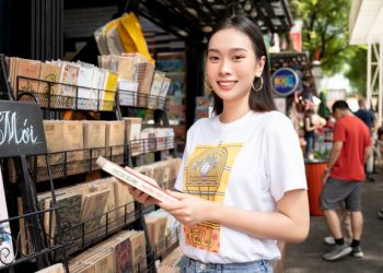 Hoa hậu Ban Mai xuống phố kêu gọi quyên góp sách cho trẻ em
