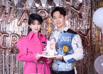 Ở tuổi 69, Triệu Nhã Chi trẻ trung như chị gái của con trai