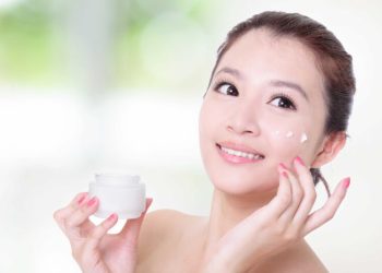 Chọn kem dưỡng ẩm cho da dầu mụn cần lưu ý những gì?