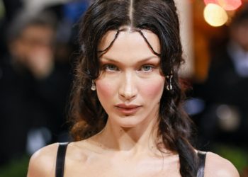 Siêu mẫu Bella Hadid sợ thực phẩm màu xanh lá, không ăn kiêng