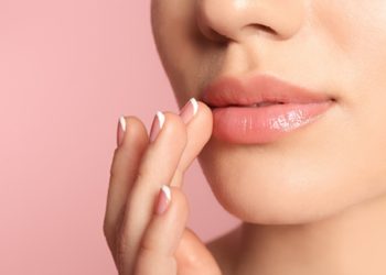 Tẩy tế bào chết môi như thế nào mới đúng?