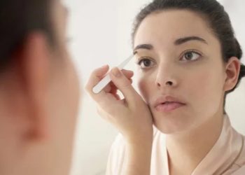Cách cạo tỉa chân mày không đau, dáng đẹp để có gương mặt sáng đón tết