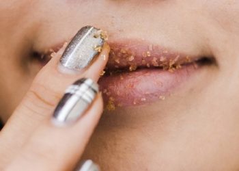 Tẩy tế bào chết cho môi từ nguyên liệu đơn giản để đón tết