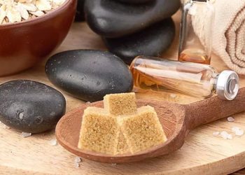 Dùng đường nâu tẩy tế bào chết cho da đầu