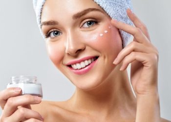 5 thời điểm vàng thoa kem dưỡng ẩm để da căng mịn