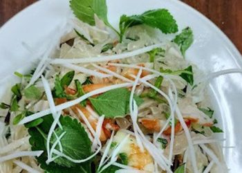 Năm nay bưởi rẻ, sau Tết còn nhiều thì làm món gỏi bưởi tôm thịt giải ngán theo cách sau rất dễ, ai ăn cũng ‘đổ đứ đừ’