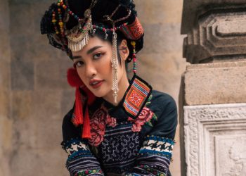 Hoa hậu Nông Thuý Hằng diện áo dài thổ cẩm đón tết Quý Mão