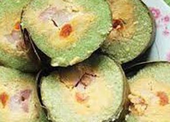 Ngày Tết nhất định phải biết cách bóc bánh chưng đẹp nhất này để không bị sót lá dong hay kéo thịt đỗ lên
