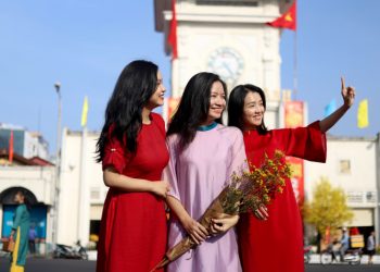 Ngắm những chiếc áo dài khoe sắc trên phố ngày cận tết