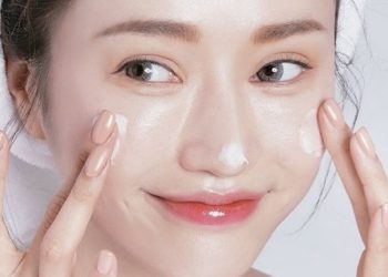 Có nên dưỡng ẩm cho da dầu mụn không? Dưỡng ẩm thế nào cho đúng?
