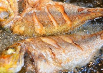 90% chị em chưa biết: Cho thứ này vào chảo, tha hồ chiên “cả thế giới” đảm bảo không bị bắn dầu!