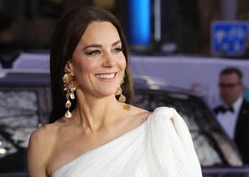 Công nương Kate Middleton đẹp hút hồn trên thảm đỏ dù mặc lại đầm cũ