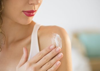 Kem chống nắng có thật sự giúp bạn tránh khỏi sạm da và ức chế lượng Vitamin D hay không?