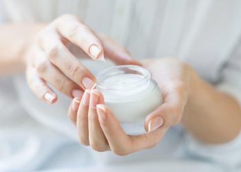 Gluconolactone là gì? Bạn cần biết gì về loại axit này đối với làn da của bạn?