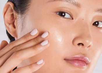 Mẹo đơn giản chăm sóc da dầu nhờn khó trang điểm