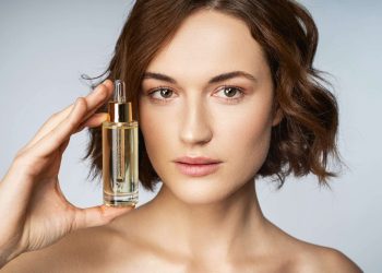 Khi nào bạn cần dùng serum vitamin C? Nên dùng vào buổi sáng hay buổi tối?