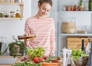 Ăn tỏi, việt quất làm chậm lão hóa da