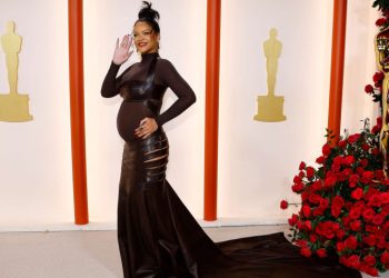 Rihanna mặc váy xuyên thấu khoe bụng bầu trên thảm đỏ Oscar 2023